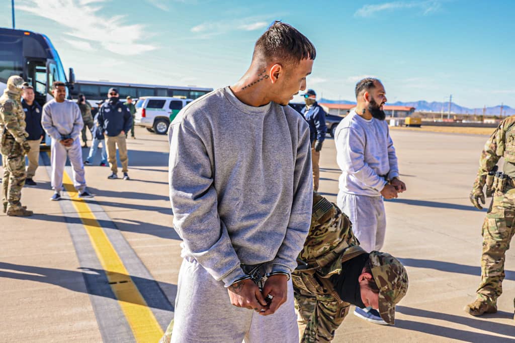 EE.UU. difunde un primer video del vuelo inicial hacia Guantánamo de migrantes arrestados