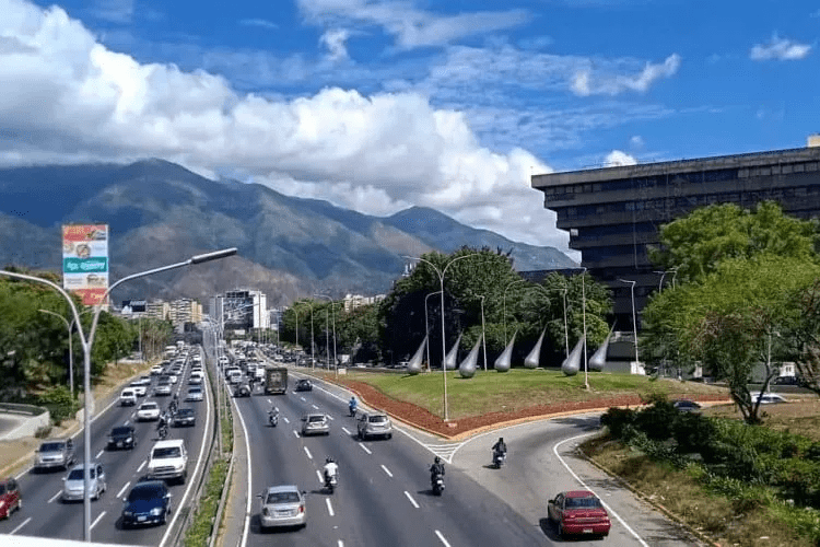 El personal de limpieza de Caracas está abrumado por la autopista Francisco Fajardo
