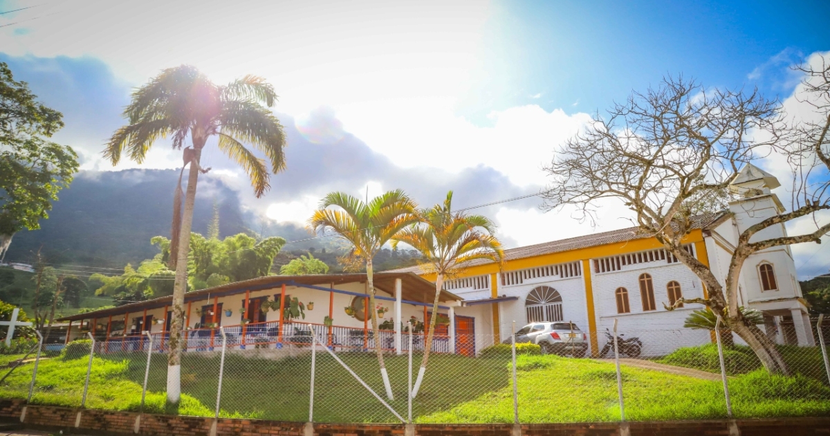 El turismo deja más ingresos de carbón y café