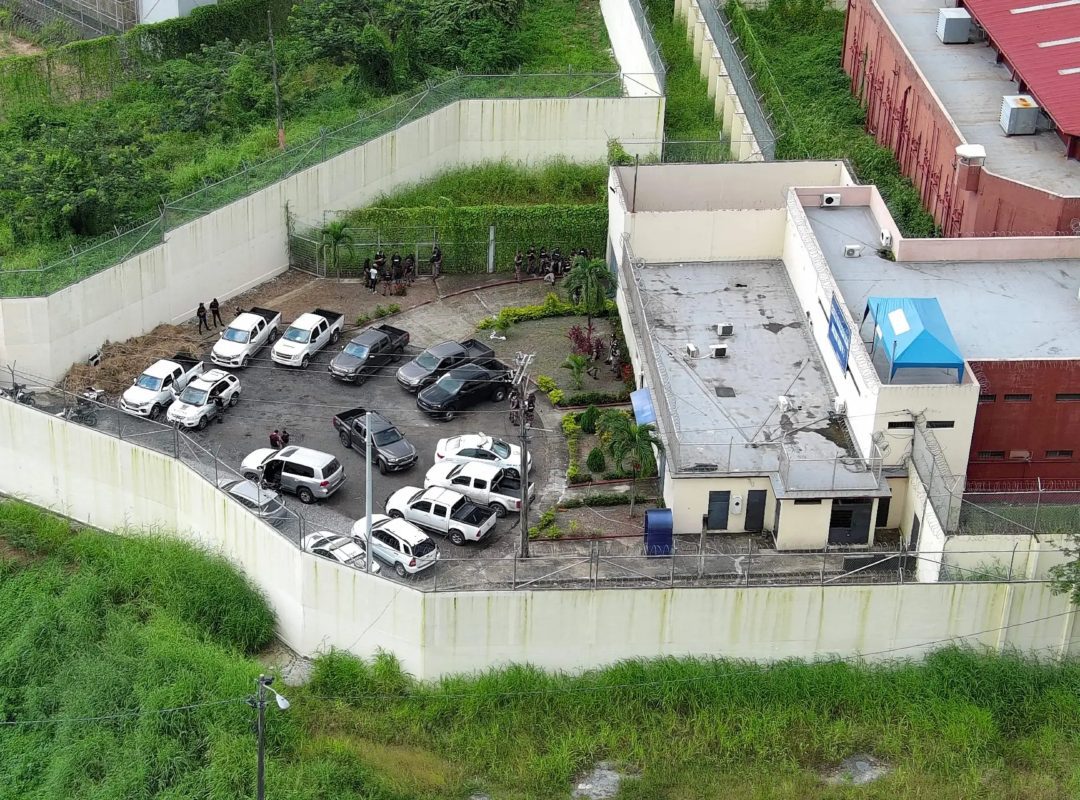 Encuentran a dos presos colgados en cárcel de Ecuador en medio de crisis penitenciaria