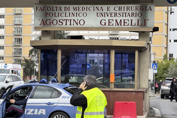 Papa Francisco está hospitalizado por bronquitis y suspende agenda hasta el lunes