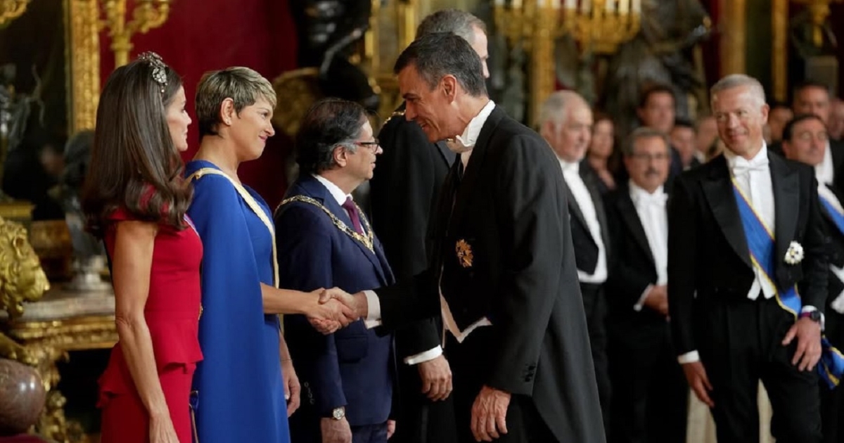 Verónica Alcocer habría copiado vestido para viaje con Petro