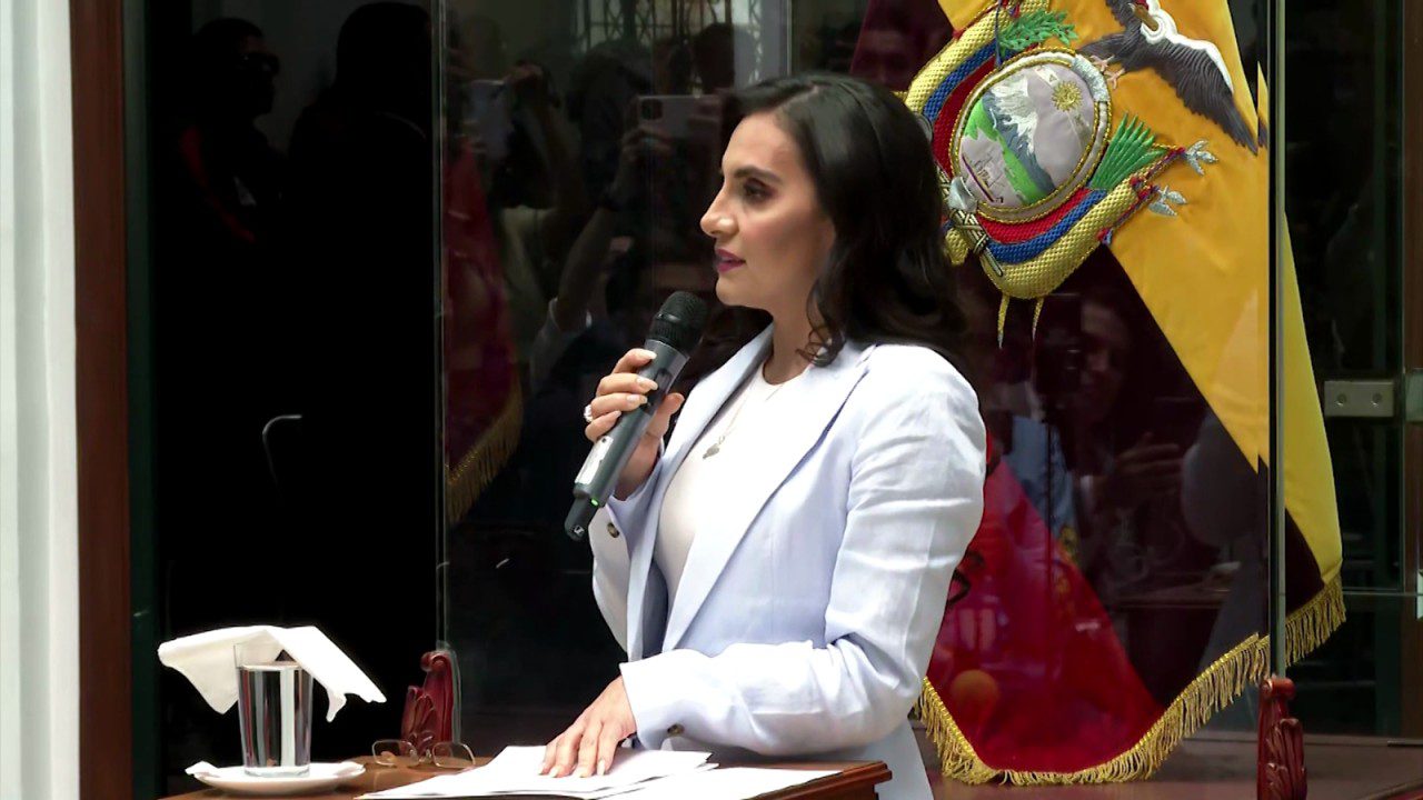 Vicepresidenta de Ecuador pide diálogo a Noboa para alcanzar "reconciliación" entre ambos