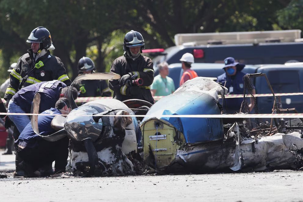 avión cayó en avenida de Sao Paulo, dejando al menos dos muertos y seis heridos