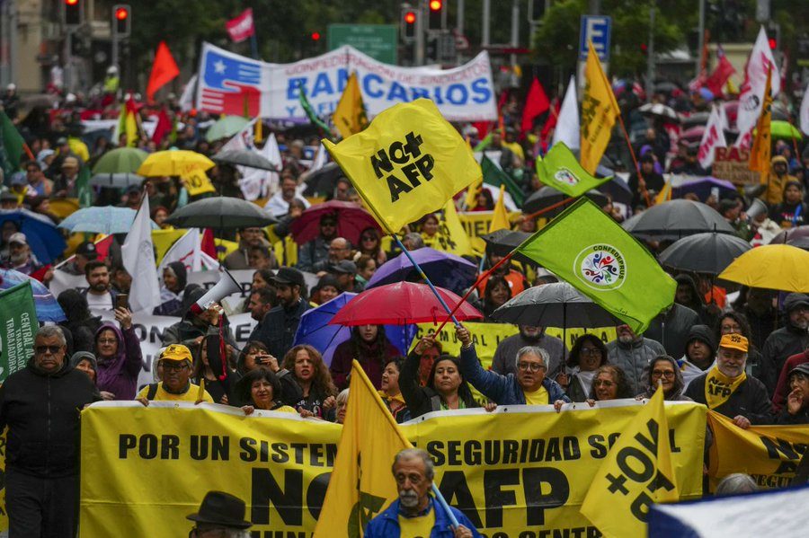 Bajo la lluvia, los manifestantes en Chile reclaman el final de los fondos de pensiones privados