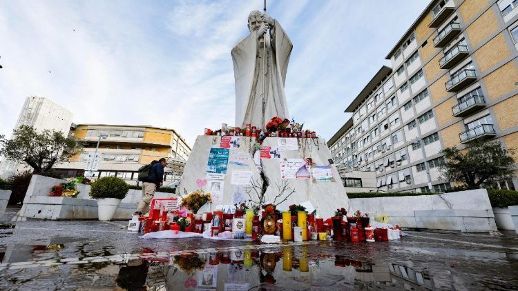 El Papa Francisco continúa con las terapias y su salud continúa mejorando: "Es un buen humor"