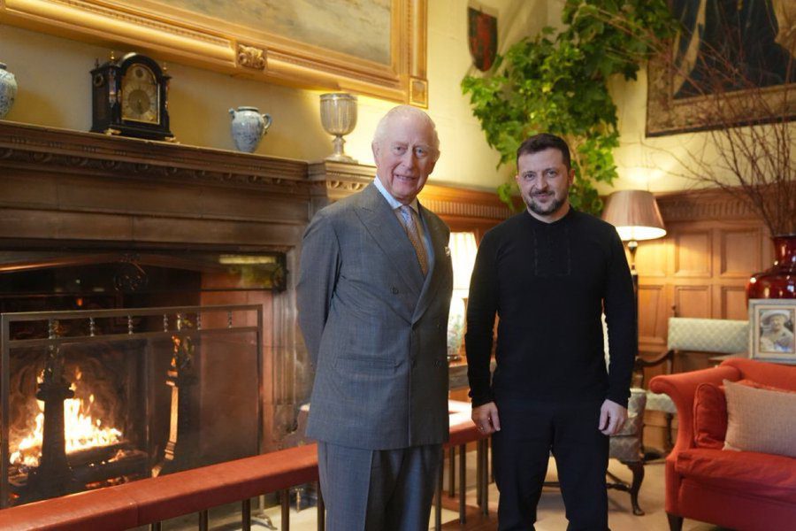 El rey Carlos III recibe verde en su residencia inglesa Sandringham
