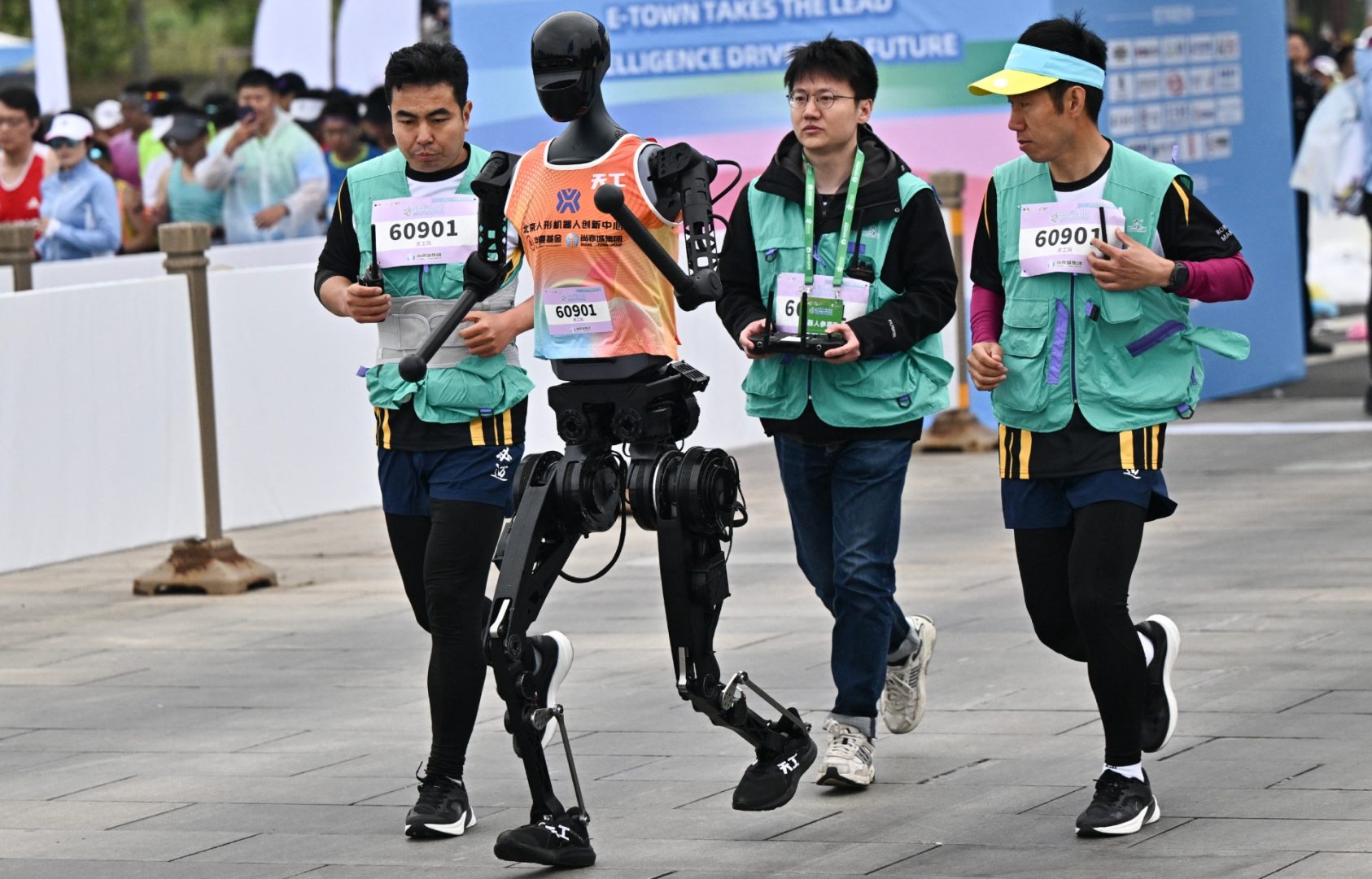 China hace la primera media maratón con robots humanoides