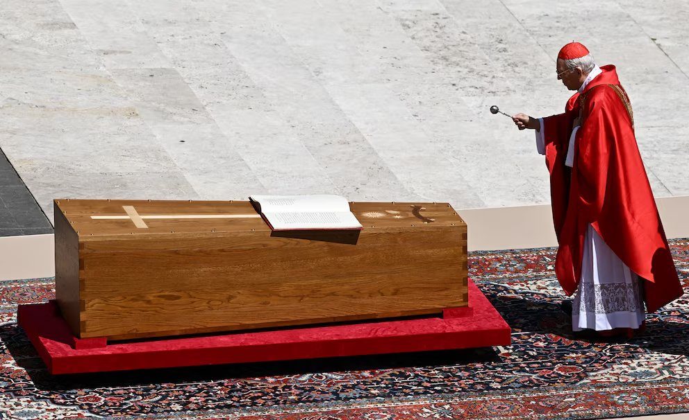 Después del funeral masivo, el Papa Francisco ya está descansando en la basílica del alcalde Santa María LA
