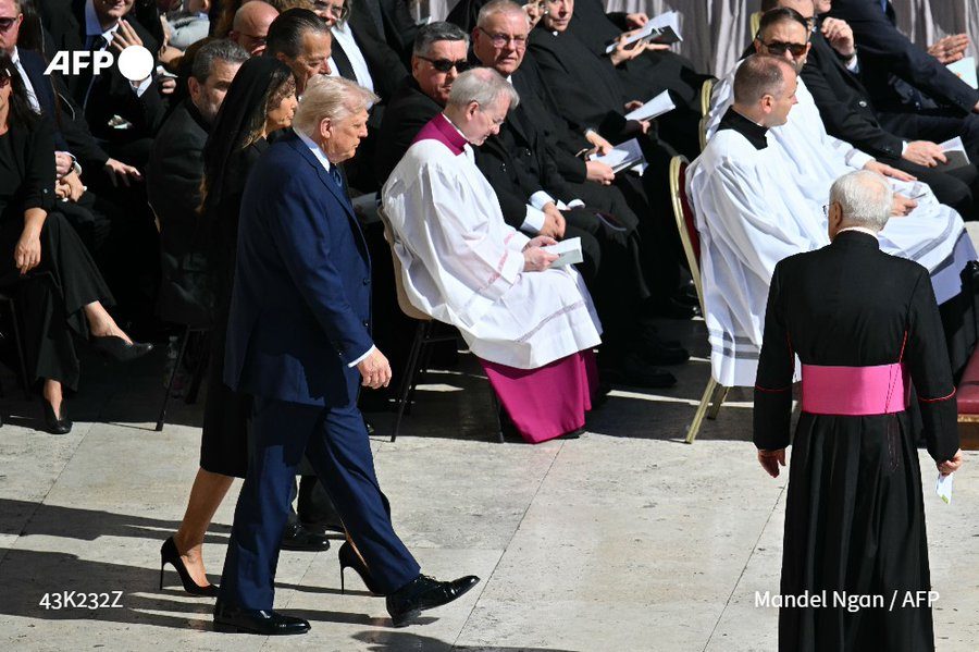 El Vaticano informa que alrededor de 200,000 personas asisten al funeral del Papa Francisco
