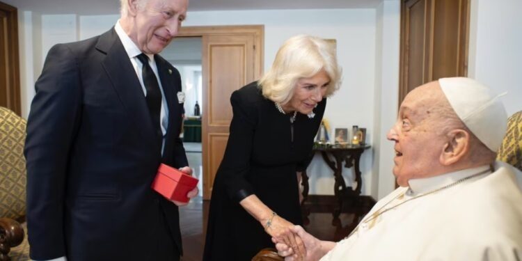 El Vaticano publica una foto del Papa Francisco sin oxígeno con reyes Carlos y Camilo