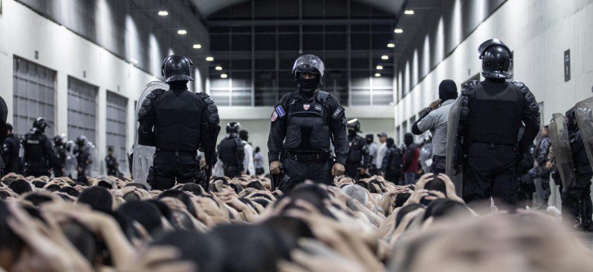 El senador estadounidense llega a El Salvador para abogar por la libertad del prisionero "por error"