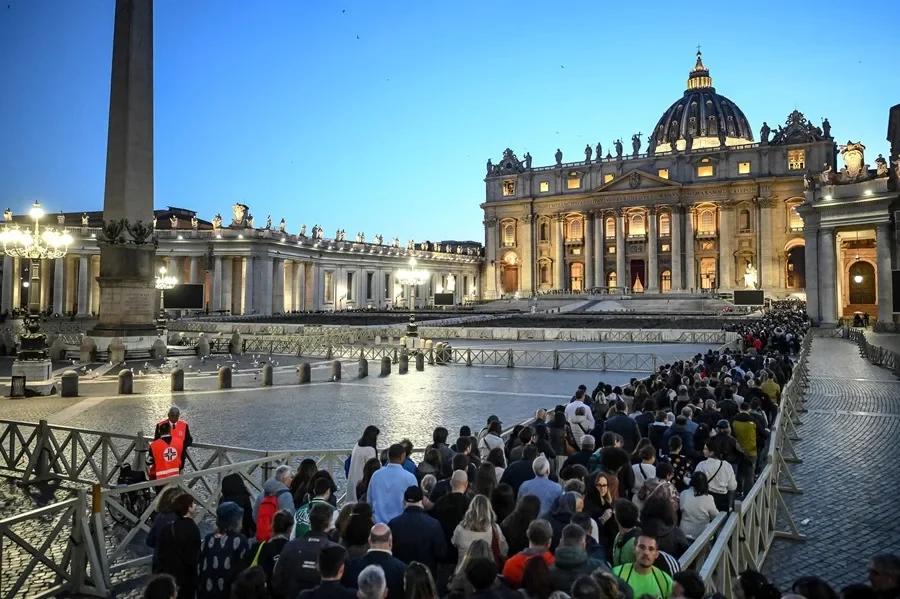 La larga fila de creyentes para dispararle al Papa Francisco supera la medianoche en Roma