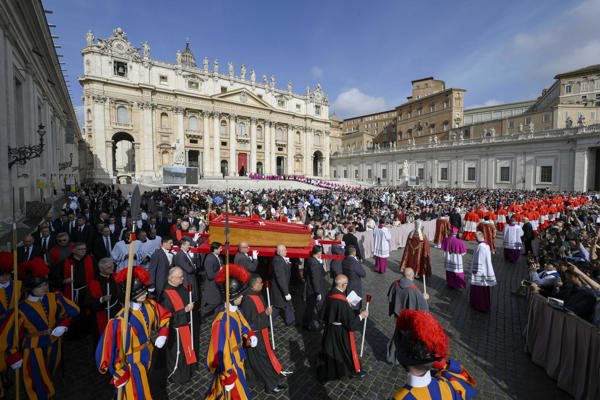 Más de 90,000 personas pasaron por la capilla ardiente del Papa Francisco