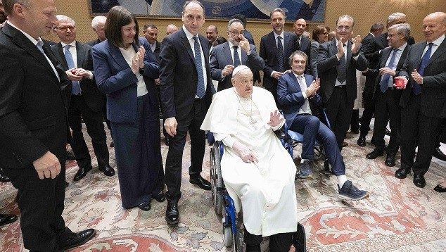 Papa visita la prisión romana para el Jueves Santo durante su renovación