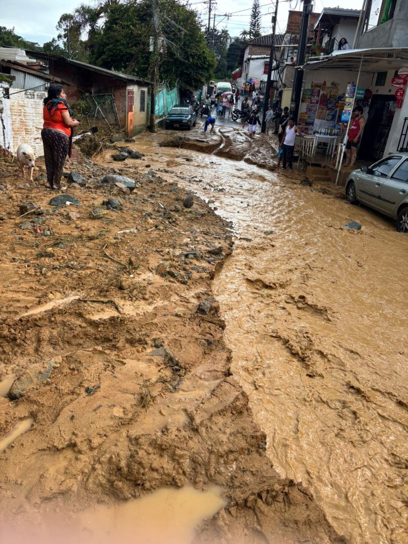 Poderosas inundaciones de mierda de inundación en varios sectores de Medellín