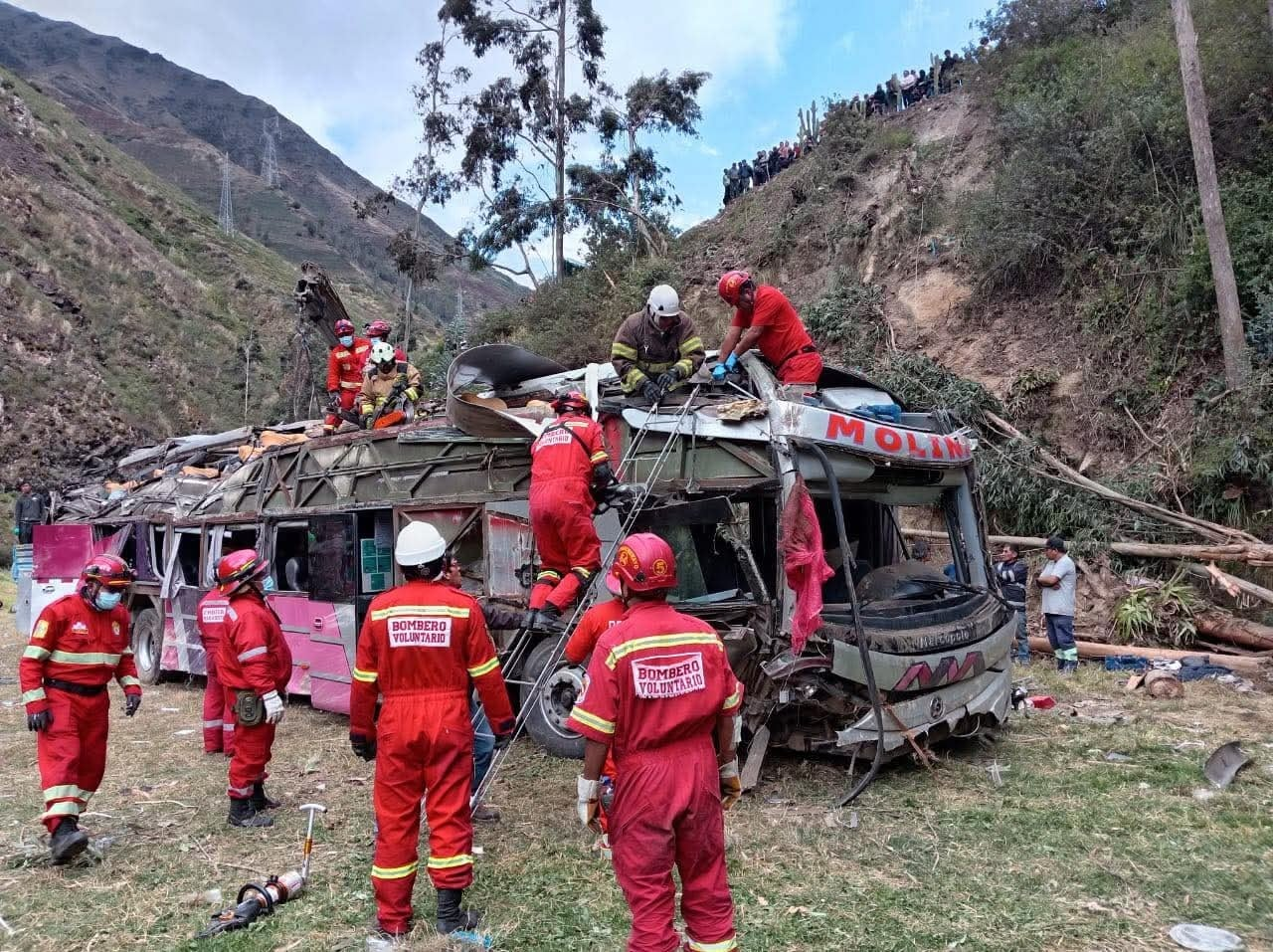 Hasta 18. El número de muertes por el accidente de autobús en el centro y el margen en Perú