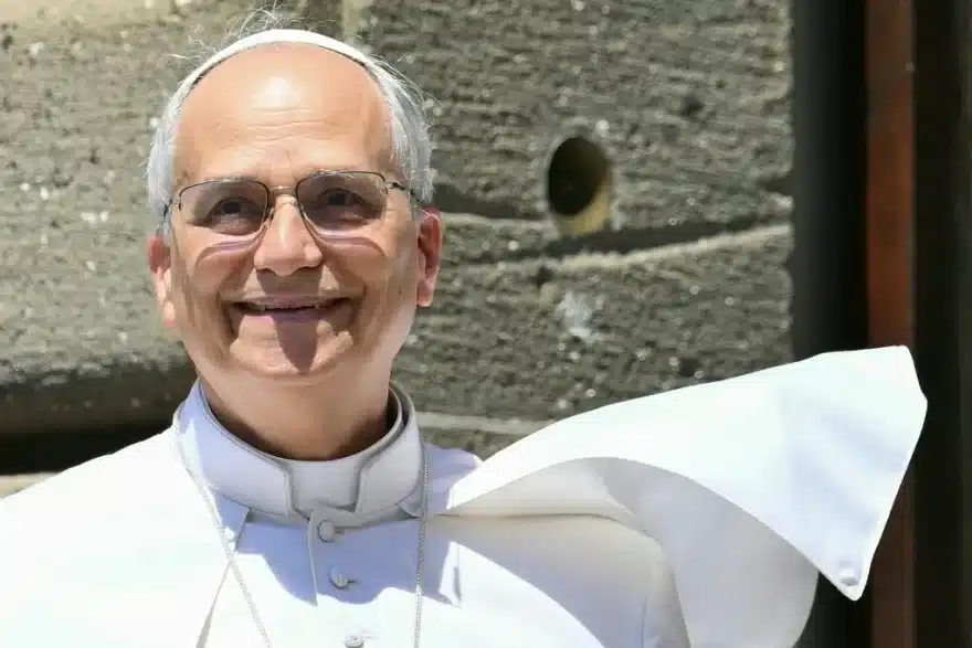 La primera conversación oficial de Pope y Mahmud Abás