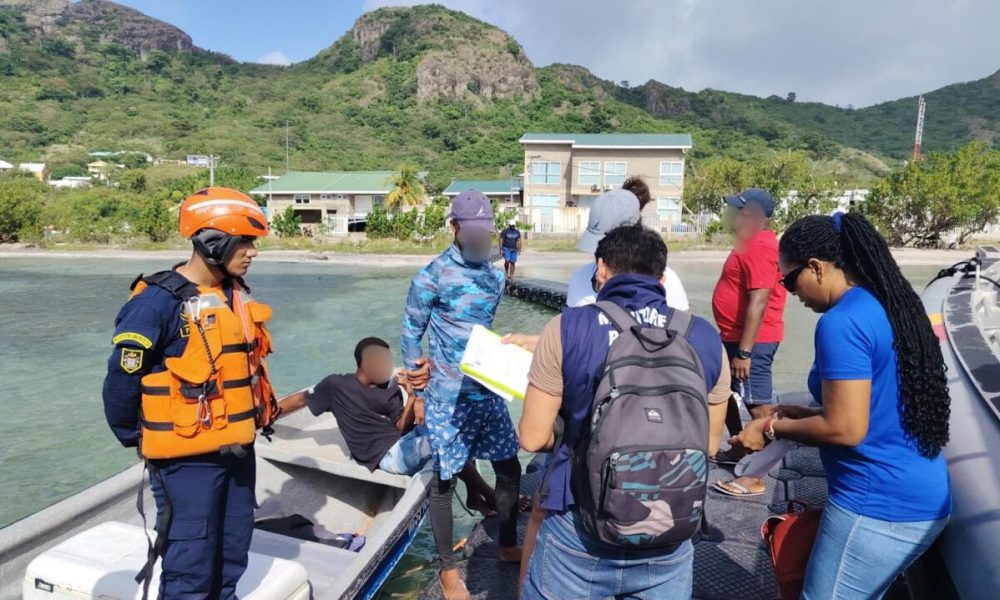 Pescadores encontrados por la Armada Nacional capturando especies en la prohibición - Extratra