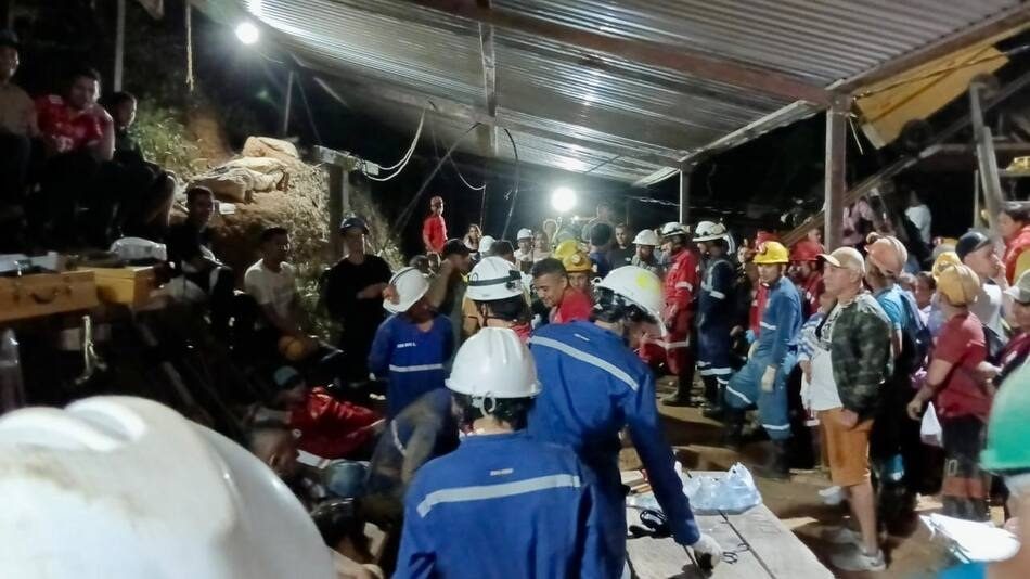Salvan a 18 mineros que estaban atrapados en una mina en Vidas de Colombia.