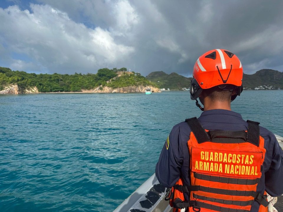 Armada Nacional rescata embarcación a la deriva en el archipiélago