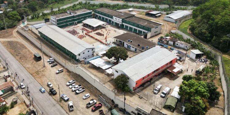 El fiscal del fiscal de Ecuador acusa a 39 personas por misa de 17 prisioneros en prisión