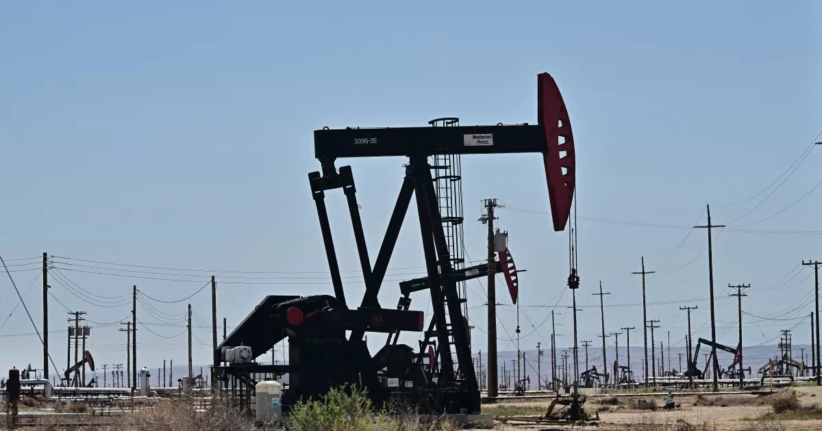 El gobierno anuncia una estrategia de diálogo para hacer frente a una crisis y una reducción en las pérdidas del sector petrolero
