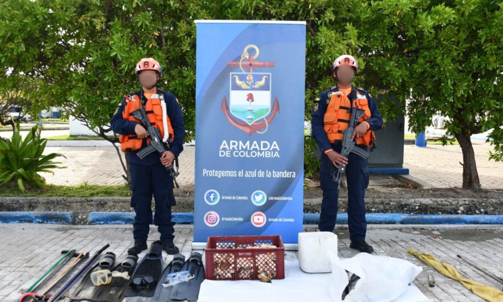 La armada nacional encontró a tres personas que estaban pescando ilegal para caracol pálido - extra