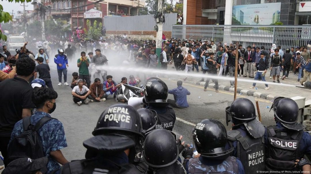 Ministro de Finanzas de Nepal es perseguido y arrojado a un río en medio del colapso del régimen comunista