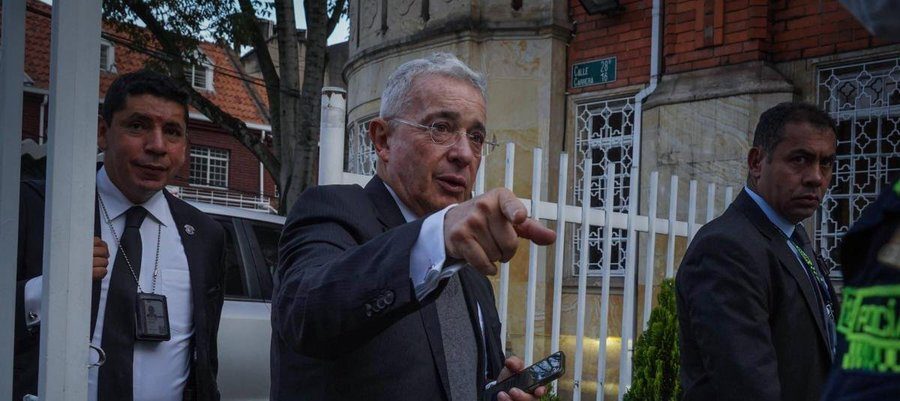 El juez solicita investigar a Uribe Vélez y su hermano por los asesinatos cometidos en 1998, el ex presidente apenas respondió a los cargos.