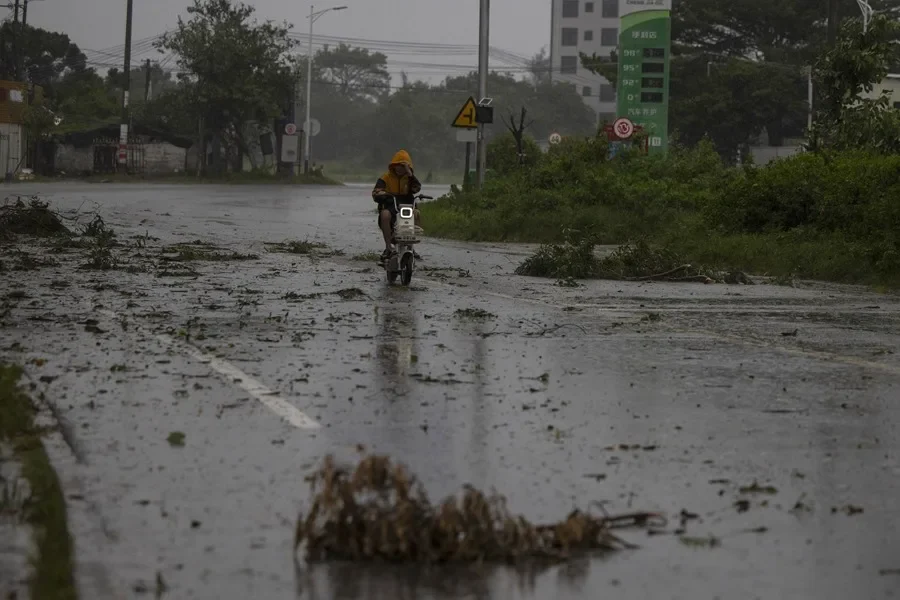 El tifón Matmo toca el país en el sur de China después de provocar la evacuación de 150,000 personas