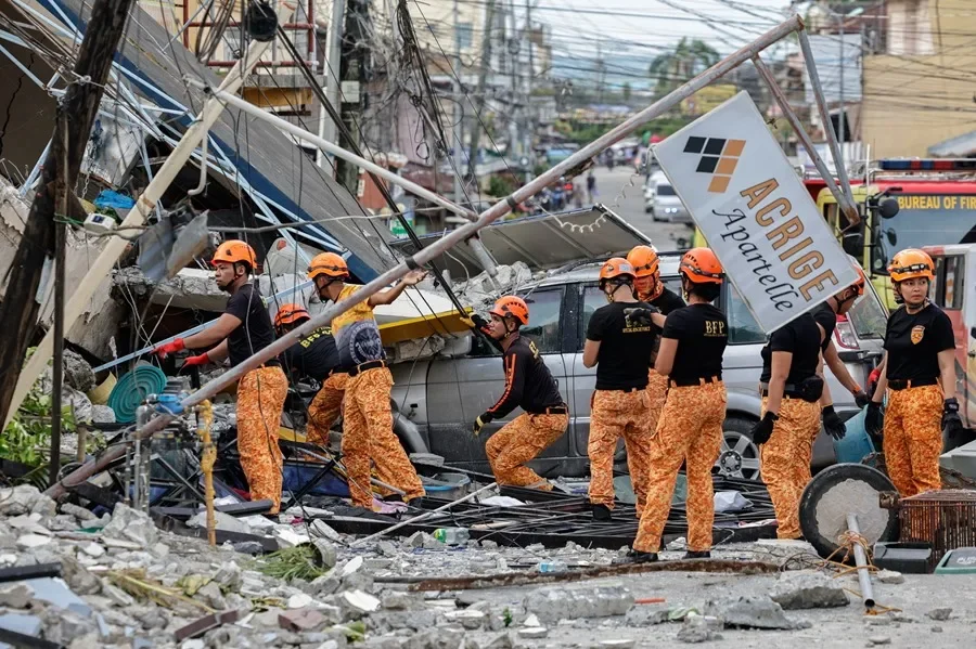 Filipinas continúa con tareas de ayuda humanitaria después de un terremoto