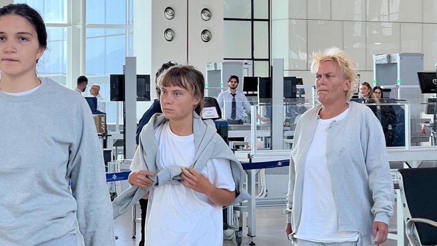 Israel Deports 171 activistas globales de flotilla Sumud, incluida Greta Thunberg
