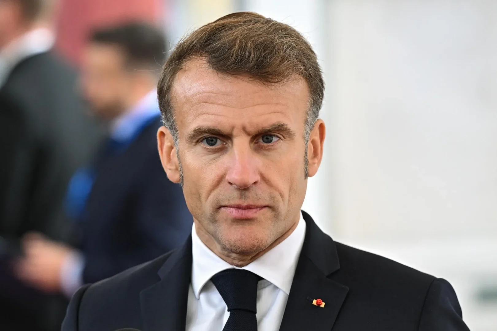 La crisis política en Francia refleja la soledad y la división de Macron y a la izquierda y a la derecha