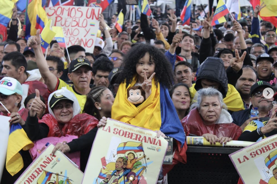 Clamor Desesperado: El Pueblo Exige una Colombia Libre y Unida Ante el Abismo